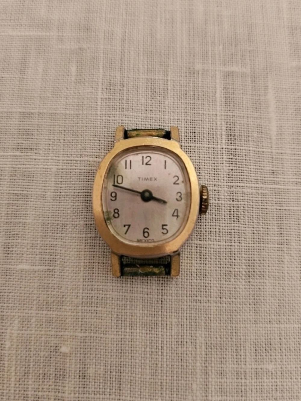 Neat Vintage Women's Oval 17mm Gold Tone Timex Mechanical Watch- Needs Repair
